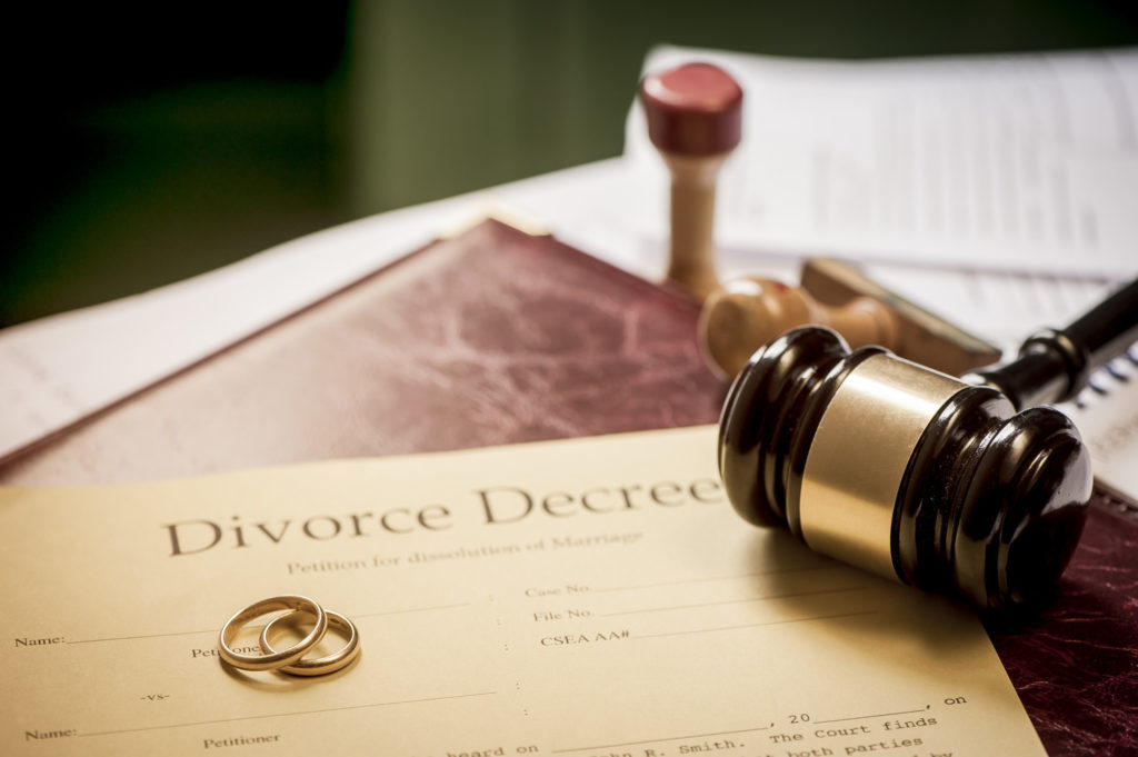 7 Factors to Consider When Hiring a Divorce Lawyer