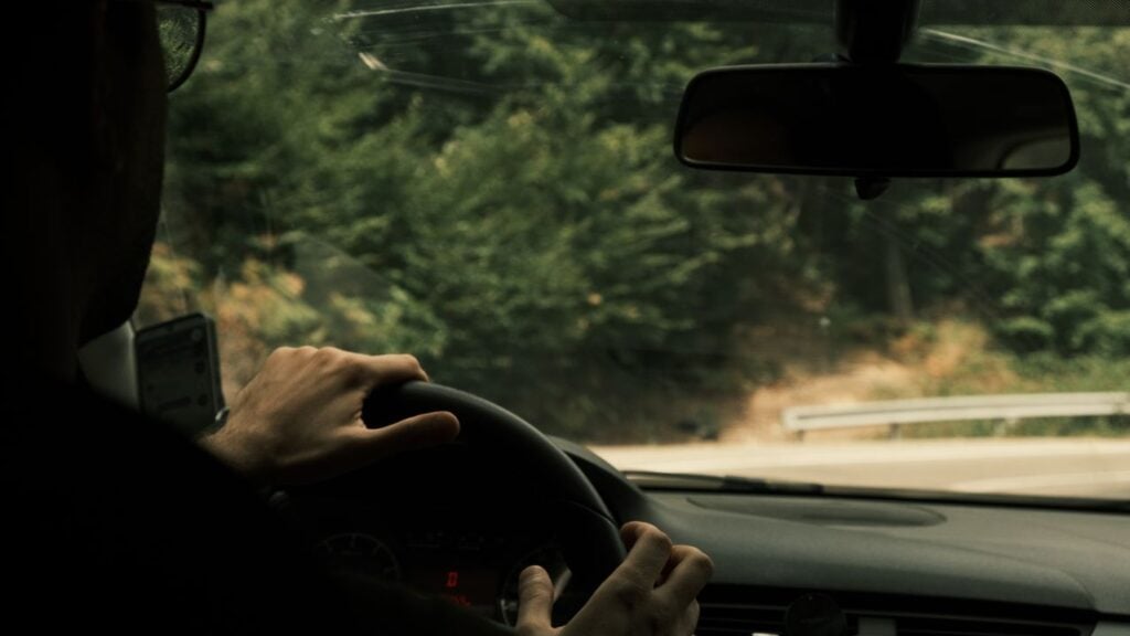 Photo by Büşranur Aydın: https://www.pexels.com/photo/a-person-driving-a-car-on-a-road-28125200/